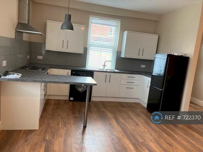 2 Bedroom Flat To Rent In Midhurst Road, Liphook, GU30