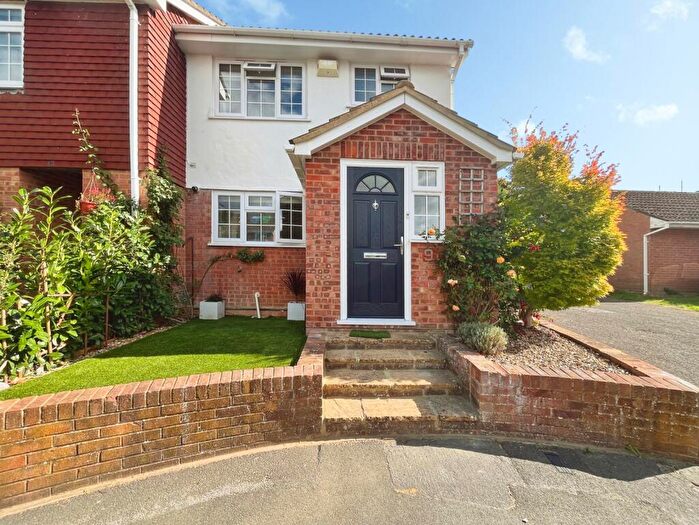 4 Bedroom End Of Terrace House To Rent In Hawthorn Rise, Hook, Hampshire, RG27