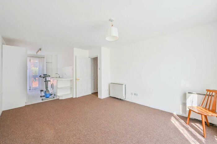 2 Bedroom Flat To Rent In Caravel Close, Canary Wharf, London, E14