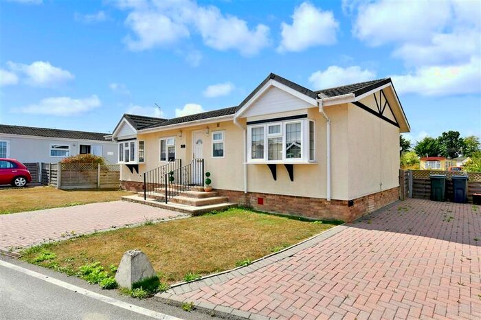 2 Bedroom Mobile/park Home For Sale In Willow Way, Woodlands Park, Biddenden, Ashford, Kent, TN27