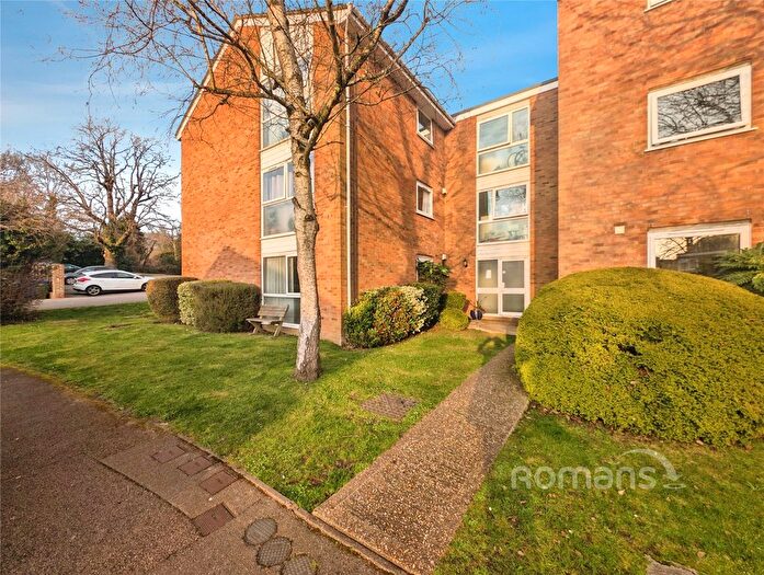2 Bedroom Flat For Sale In Fairview Gardens, Farnham, Surrey, GU9
