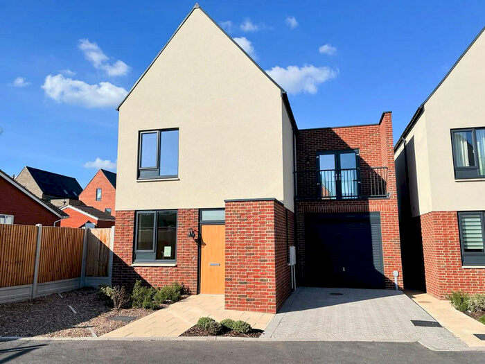 3 Bedroom Detached House To Rent In College Gardens, Rochford, SS4