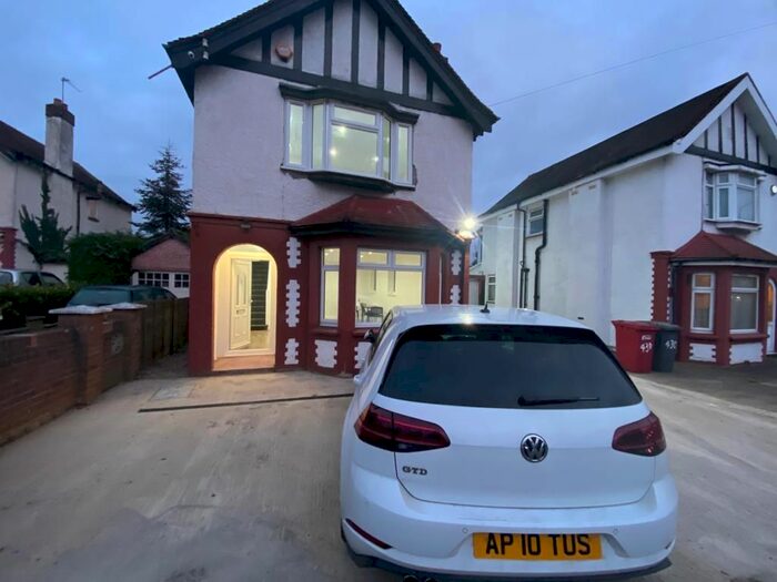 3 Bedroom Detached House To Rent In Farnham Road, Slough SL2