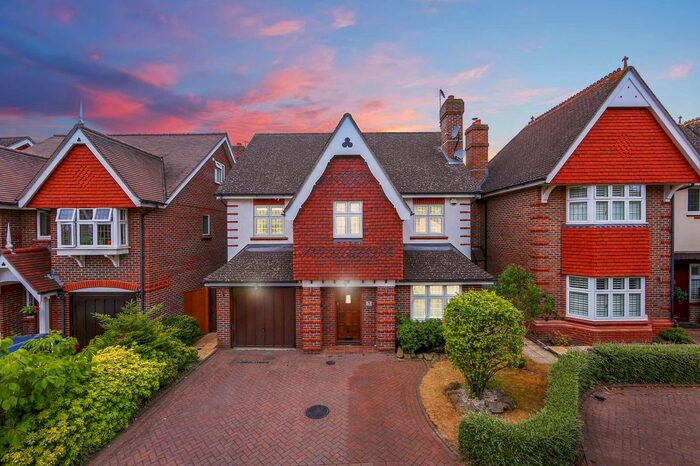 4 Bedroom Detached House To Rent In Spinney Close, Beckenham, BR3