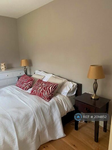 1 Bedroom Flat To Rent In Lammas Lane, Esher, KT10