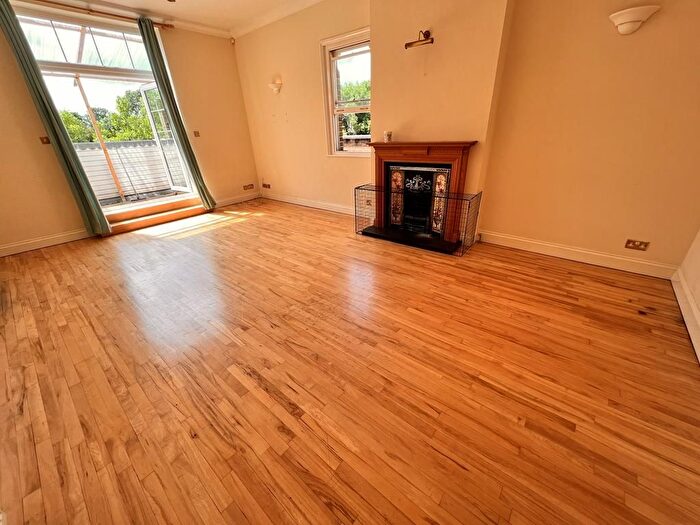 3 Bedroom Flat To Rent In Friern Park, London, N12