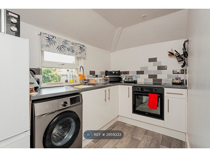 2 Bedroom Flat To Rent In Hill Park Road, Torquay, TQ1