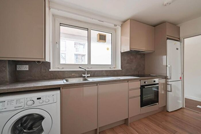 3 Bedroom Flat To Rent In Bow Common Lane, Bow, London, E3