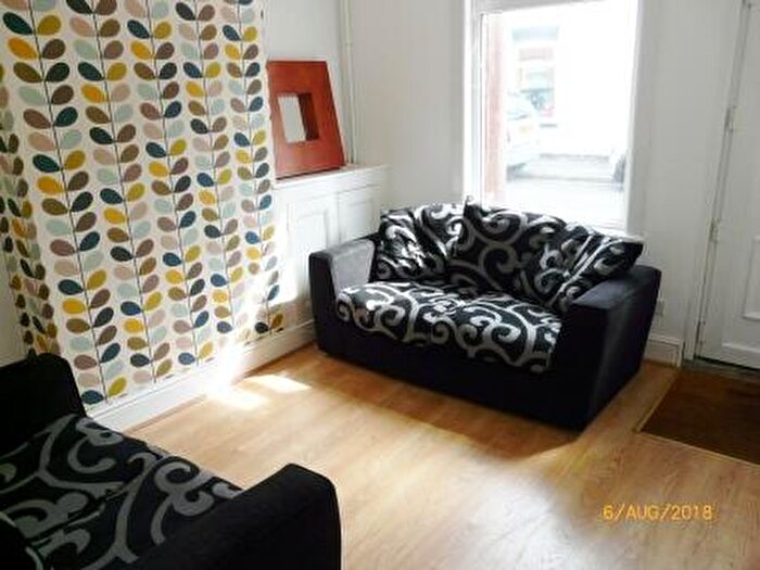 3 Bedroom Terraced House To Rent In Trollope Street - Three Double Bedrooms, LN5