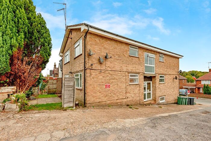 1 Bedroom Flat For Sale In Earlsbrook Road, Redhill, RH1