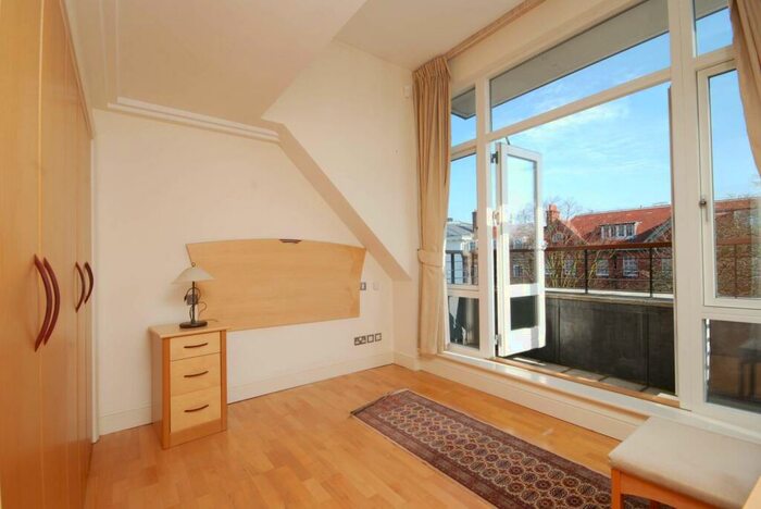 3 Bedroom Flat To Rent In Kidderpore Avenue, Hampstead, London, NW3