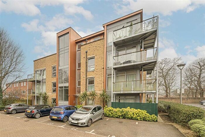 2 Bedroom Flat To Rent In Southcott Road, Teddington, TW11