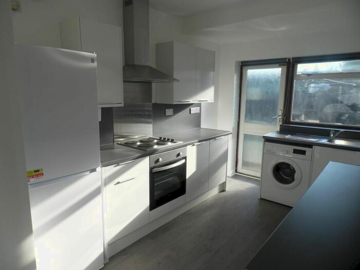 3 Bedroom End Of Terrace House To Rent In Broomfield Road, Romford, RM6