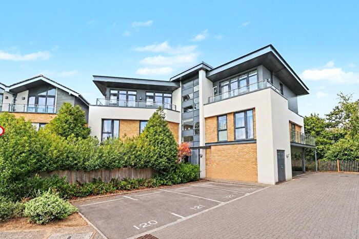 1 Bedroom Flat For Sale In Maple House, Sycamore Avenue, Woking, Surrey, GU22