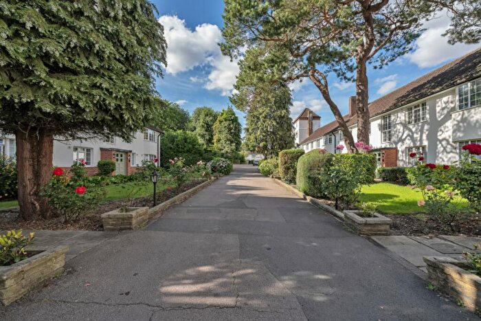 2 Bedroom Flat To Rent In Okehampton Close, London, N12