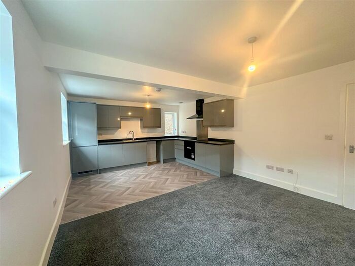 1 Bedroom Flat To Rent In Crown Square, Matlock, DE4