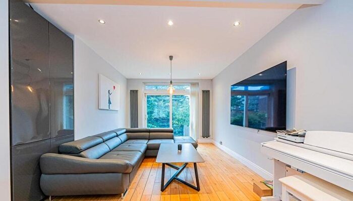 3 Bedroom House To Rent In Beverley Crescent, Woodford Green, IG8