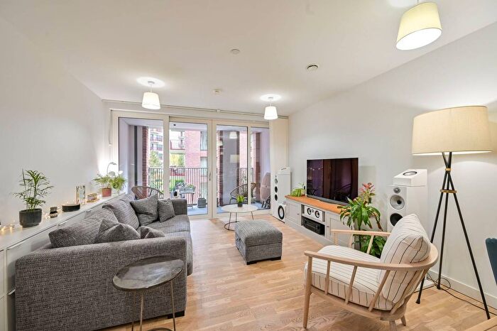 2 Bedroom Flat For Sale In Heygate Street, Elephant And Castle, London, SE17