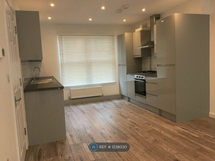 1 Bedroom Flat To Rent In The Parade, Bourne End SL8