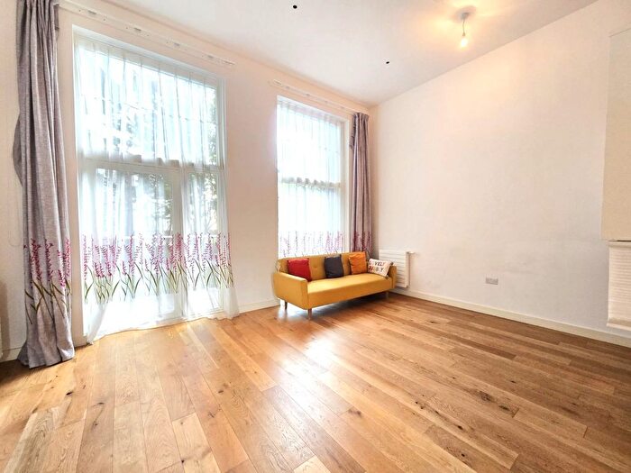 3 Bedroom Flat To Rent In Maud Street, Canning Town, London, E16