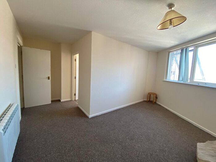 2 Bedroom Flat To Rent In Surrey Street, Portsmouth, Hampshire, PO1