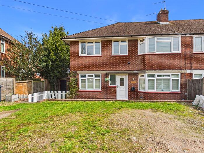 2 Bedroom Maisonette For Sale In Bell Crescent, Coulsdon, CR5