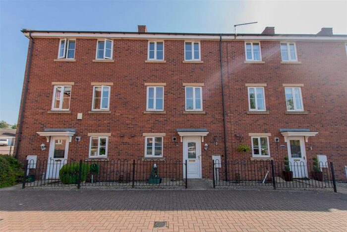 3 Bedroom Town House To Rent In Edison Way, Arnold, Nottingham, NG5