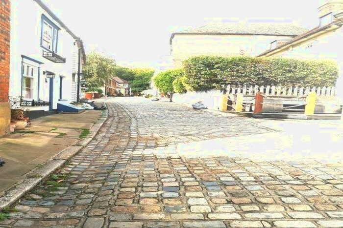 2 Bedroom Property To Rent In High Street, Rochester, ME2