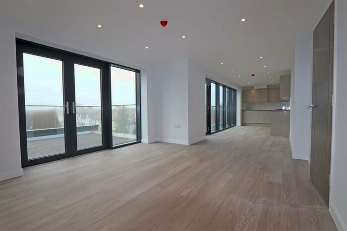 2 Bedroom Flat To Rent In London Road, Westcliff-On-Sea, SS0