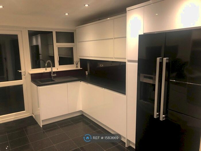 3 Bedroom End Of Terrace House To Rent In Yew Close, Witham, CM8