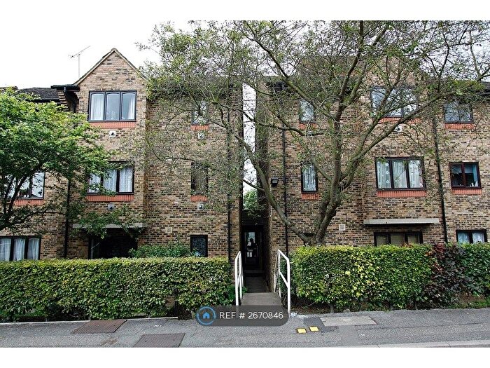 1 Bedroom Flat To Rent In Chiltern View Road, Uxbridge, UB8