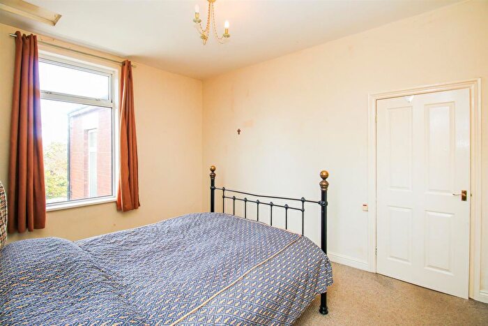 3 Bedroom End Terrace House For Sale In Hawthorne Terrace, Wakefield, WF2