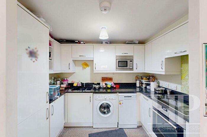 2 Bedroom Flat To Rent In Commonwealth Drive, Crawley, RH10
