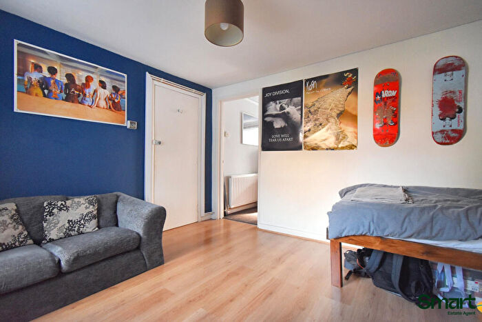 1 Bedroom Flat For Sale In Old Tiverton Road, Exeter, EX4