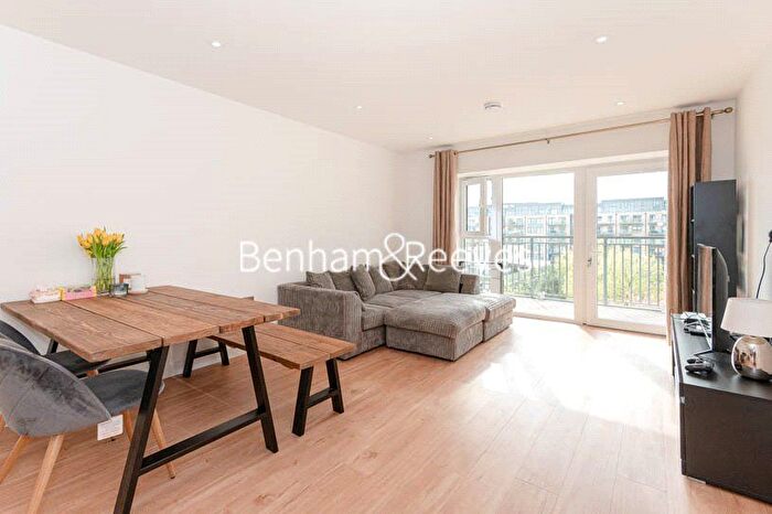 3 Bedroom Flat To Rent In Beaufort Square, London, NW9