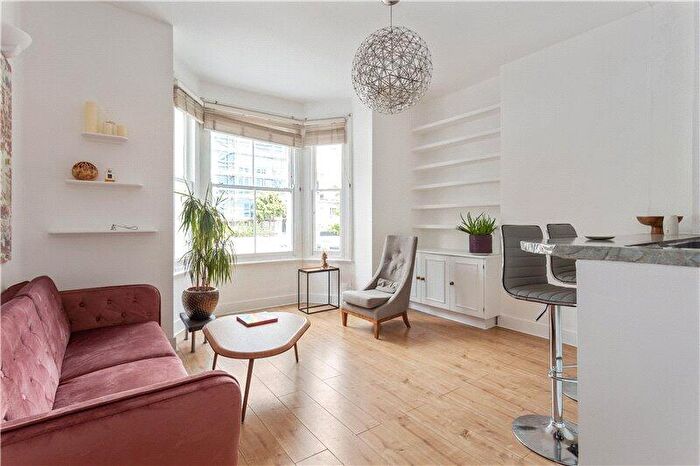 2 Bedroom Apartment To Rent In Kings Road, Chelsea, London, SW10