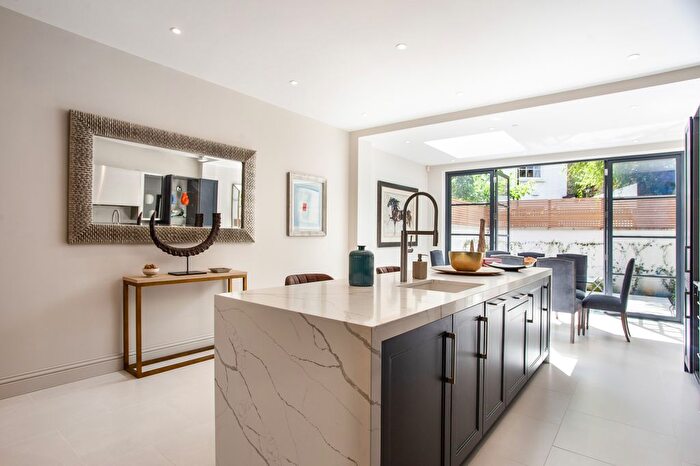 6 Bedroom Terraced House For Sale In Britannia Road, London, SW6