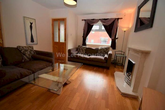 2 Bedroom House To Rent In Warren Bank, Higher Blackley, M9