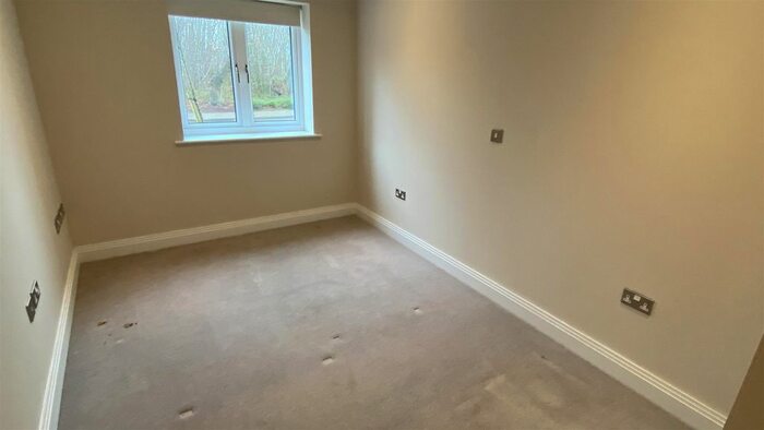 2 Bedroom Flat To Rent In Alexander Grove, Kings Hill, ME19