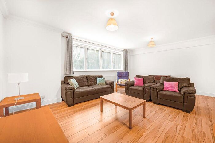 3 Bedroom Flat To Rent In Kennington Lane, Kennington, SE11