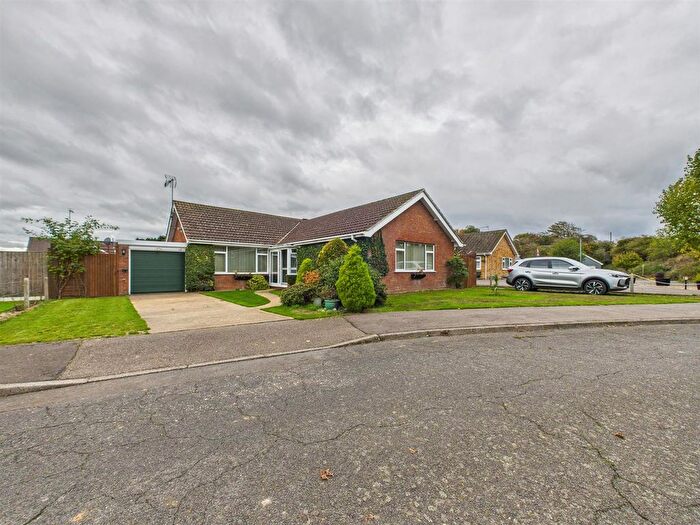 3 Bedroom Detached Bungalow For Sale In Warren Drive, Mundesley, Norwich, NR11