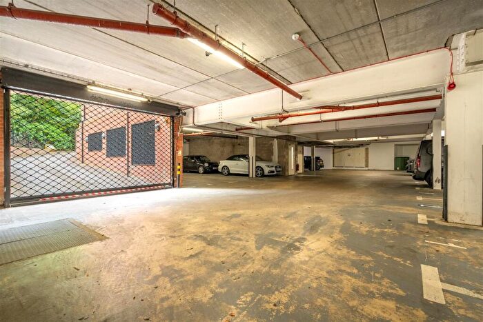 2 Bedroom Apartment To Rent In Chasemount, Windlesham, GU20