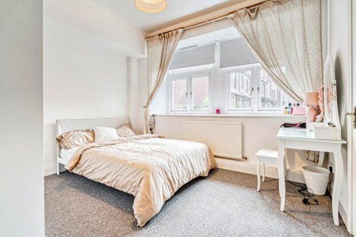 3 Bedroom Flat To Rent In Osborne Wallis House, Bristol, BS8