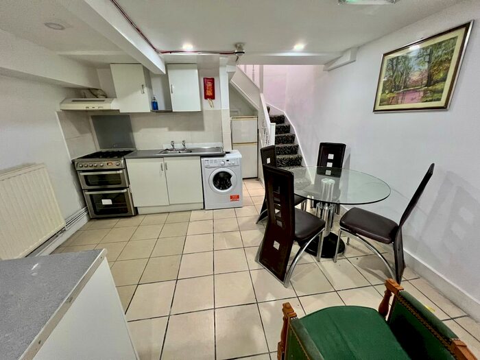 3 Bedroom Maisonette To Rent In Roman Road, Bethnal Green, E2