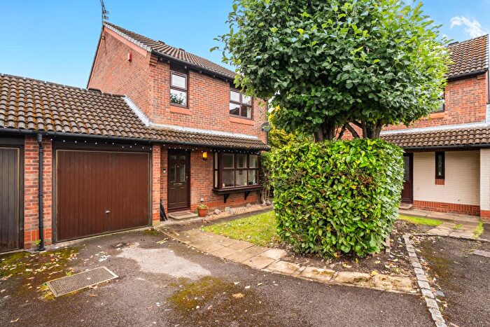 4 Bedroom Link Detached House For Sale In Goldsworth Park, Woking, GU21