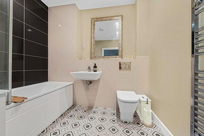 1 Bedroom Flat For Sale In Clovelly Place, Greenhithe, DA9