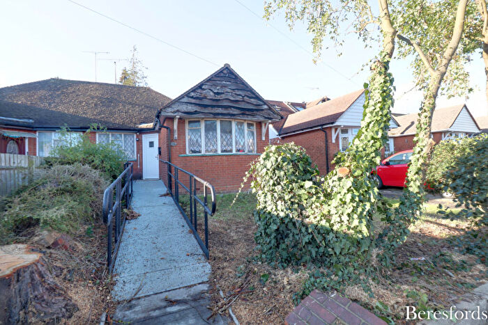 2 Bedroom Bungalow For Sale In Hunter Avenue, Shenfield, CM15