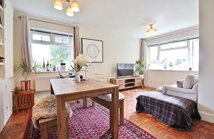2 Bedroom Flat For Sale In Riverside Court, Woodlands Road, Isleworth, TW7