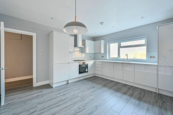 3 Bedroom Flat To Rent In East Barnet Road, New Barnet, Barnet, EN4