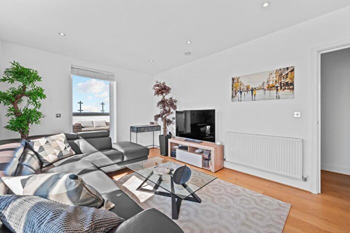 1 Bedroom Flat For Sale In Coombe Lane, Raynes Park, London, SW20
